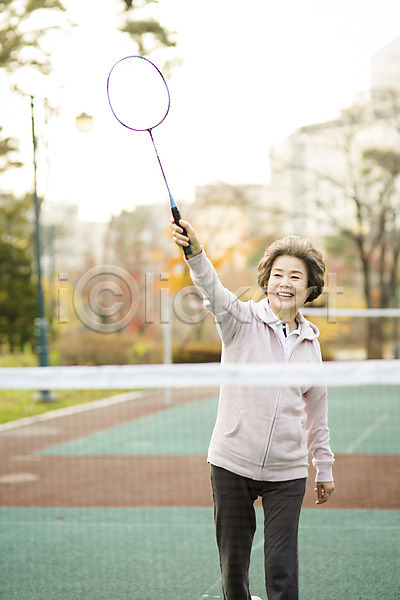 열정 즐거움 60대 노년 노인여자한명만 여자 한국인 한명 JPG 앞모습 포토 공원 미소(표정) 배드민턴 상반신 서기 실버라이프 야외 운동 주간 할머니