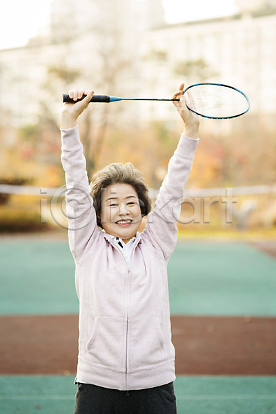 열정 즐거움 60대 노년 노인여자한명만 여자 한국인 한명 JPG 앞모습 포토 공원 들기 만세 미소(표정) 배드민턴 상반신 스트레칭 실버라이프 야외 운동 주간 할머니