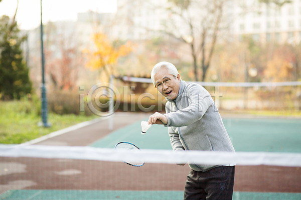열정 즐거움 60대 남자 노년 노인남자한명만 한국인 한명 JPG 앞모습 포토 공원 미소(표정) 배드민턴 상반신 실버라이프 야외 운동 주간 할아버지