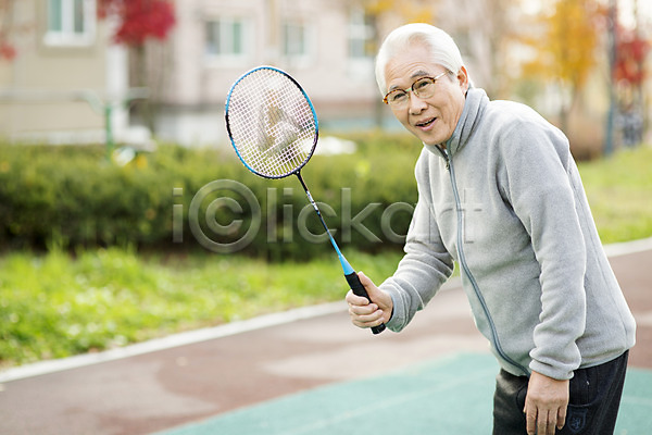 열정 즐거움 60대 남자 노년 노인남자한명만 한국인 한명 JPG 앞모습 포토 공원 미소(표정) 배드민턴 상반신 서기 실버라이프 야외 운동 주간 할아버지