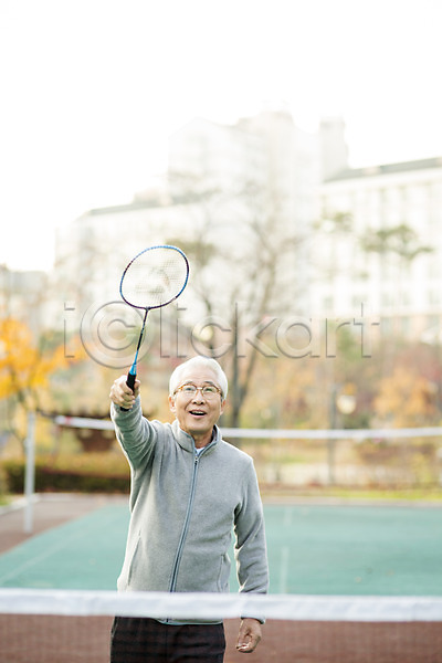 열정 즐거움 60대 남자 노년 노인남자한명만 한국인 한명 JPG 앞모습 포토 공원 미소(표정) 배드민턴 상반신 서기 실버라이프 야외 운동 주간 할아버지