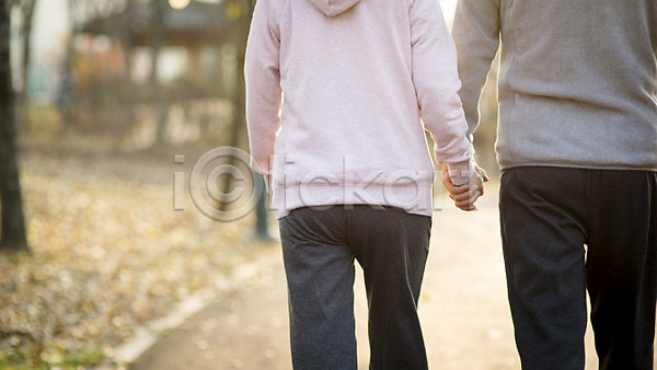 다정 산책 60대 남자 노년 노인만 두명 여자 한국인 JPG 뒷모습 포토 걷기 공원 노부부 손잡기 실버라이프 야외 주간 하반신 할머니 할아버지