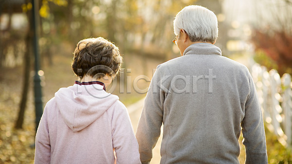다정 산책 60대 남자 노년 노인만 두명 여자 한국인 JPG 뒷모습 포토 걷기 공원 노부부 상반신 손잡기 실버라이프 야외 주간 할머니 할아버지