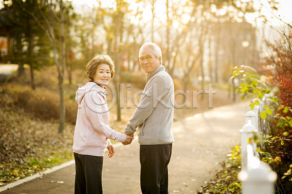 다정 산책 60대 남자 노년 노인만 두명 여자 한국인 JPG 뒷모습 포토 공원 노부부 뒤돌아보기 미소(표정) 서기 손잡기 실버라이프 야외 주간 할머니 할아버지 햇빛