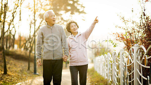 다정 산책 60대 남자 노년 노인만 두명 여자 한국인 JPG 앞모습 포토 가리킴 건강 걷기 공원 노부부 미소(표정) 상반신 손잡기 실버라이프 야외 운동 주간 할머니 할아버지