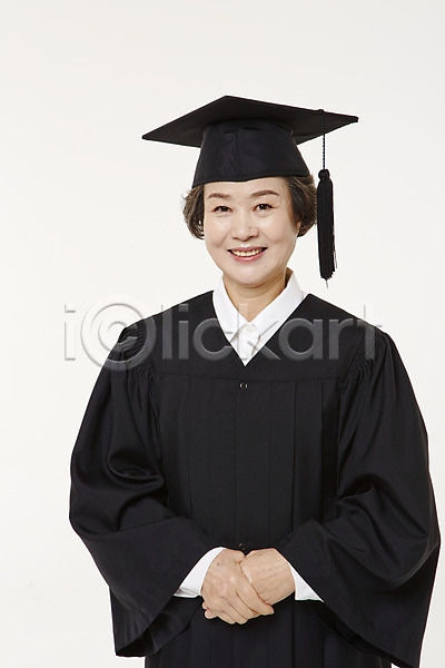 60대 노년 노인여자한명만 여자 한국인 한명 JPG 앞모습 포토 미소(표정) 상반신 서기 손모으기 스튜디오촬영 실내 실버라이프 졸업 졸업가운 평생교육 할머니