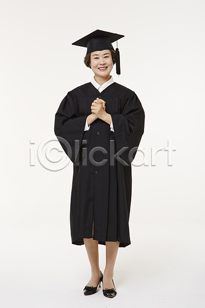 60대 노년 노인여자한명만 여자 한국인 한명 JPG 앞모습 포토 미소(표정) 서기 스튜디오촬영 실내 실버라이프 전신 졸업 졸업가운 평생교육 할머니