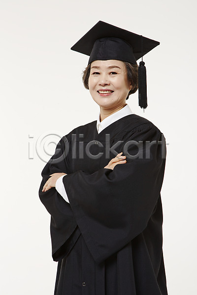 60대 노년 노인여자한명만 여자 한국인 한명 JPG 앞모습 포토 미소(표정) 상반신 서기 스튜디오촬영 실내 실버라이프 졸업 졸업가운 팔짱 평생교육 할머니