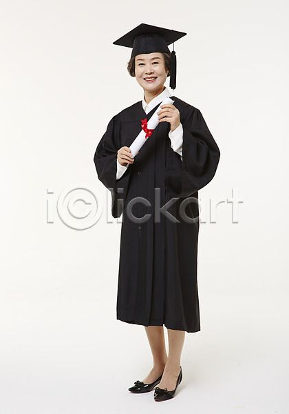 60대 노년 노인여자한명만 여자 한국인 한명 JPG 앞모습 포토 들기 미소(표정) 서기 스튜디오촬영 실내 실버라이프 전신 졸업 졸업가운 졸업장 평생교육 할머니