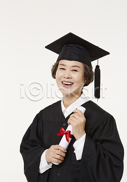 60대 노년 노인여자한명만 여자 한국인 한명 JPG 앞모습 포토 들기 미소(표정) 상반신 서기 스튜디오촬영 실내 실버라이프 졸업 졸업가운 졸업장 평생교육 할머니