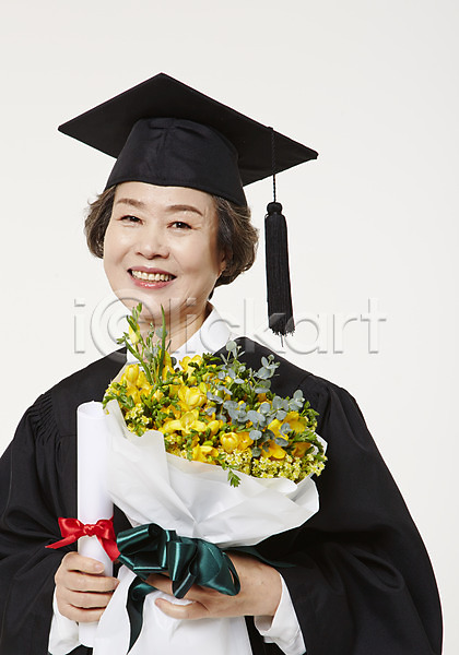 60대 노년 노인여자한명만 여자 한국인 한명 JPG 앞모습 포토 꽃다발 들기 미소(표정) 상반신 서기 스튜디오촬영 실내 실버라이프 졸업 졸업가운 졸업장 평생교육 할머니