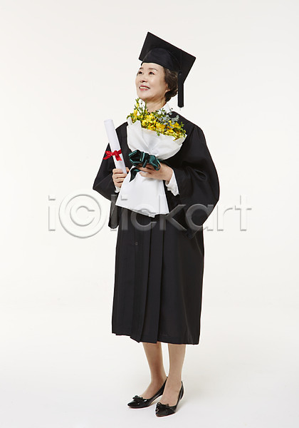 60대 노년 노인여자한명만 여자 한국인 한명 JPG 앞모습 포토 꽃다발 들기 미소(표정) 서기 스튜디오촬영 실내 실버라이프 전신 졸업 졸업가운 졸업장 평생교육 할머니