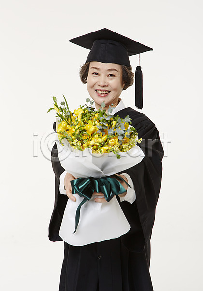 60대 노년 노인여자한명만 여자 한국인 한명 JPG 앞모습 포토 꽃다발 들기 미소(표정) 상반신 서기 스튜디오촬영 실내 실버라이프 졸업 졸업가운 평생교육 할머니