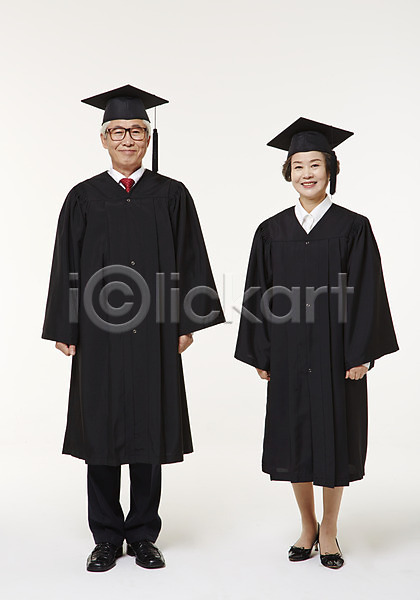 60대 남자 노년 노인만 두명 여자 한국인 JPG 앞모습 포토 노부부 미소(표정) 서기 스튜디오촬영 실내 실버라이프 전신 졸업 졸업가운 평생교육 할머니 할아버지