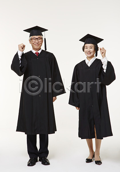 60대 남자 노년 노인만 두명 여자 한국인 JPG 앞모습 포토 노부부 미소(표정) 서기 스튜디오촬영 실내 실버라이프 전신 졸업 졸업가운 파이팅 평생교육 할머니 할아버지