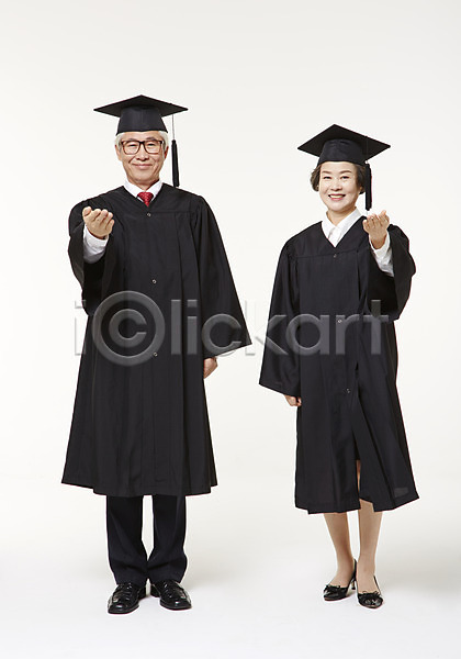60대 남자 노년 노인만 두명 여자 한국인 JPG 앞모습 포토 노부부 미소(표정) 서기 손짓 스튜디오촬영 실내 실버라이프 전신 졸업 졸업가운 평생교육 할머니 할아버지