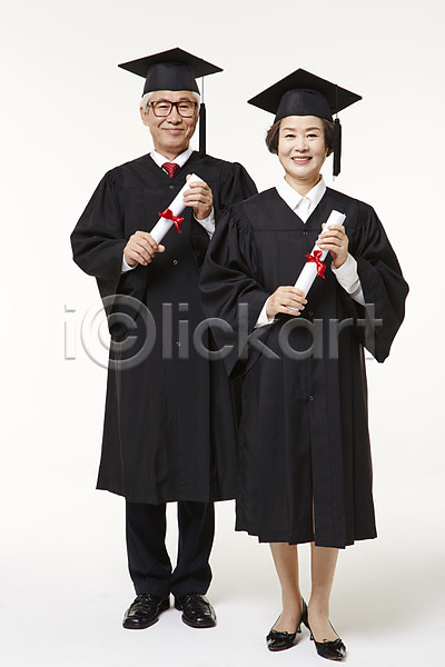 60대 남자 노년 노인만 두명 여자 한국인 JPG 앞모습 포토 노부부 들기 미소(표정) 서기 스튜디오촬영 실내 실버라이프 전신 졸업 졸업가운 졸업장 평생교육 할머니 할아버지