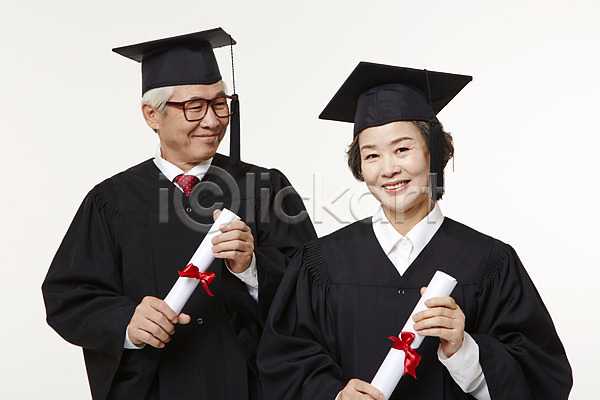 60대 남자 노년 노인만 두명 여자 한국인 JPG 앞모습 포토 노부부 들기 미소(표정) 상반신 서기 손짓 스튜디오촬영 실내 실버라이프 졸업 졸업가운 졸업장 평생교육 할머니 할아버지