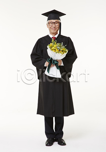 60대 남자 노년 노인남자한명만 한국인 한명 JPG 앞모습 포토 꽃다발 들기 미소(표정) 서기 스튜디오촬영 실내 실버라이프 전신 졸업 졸업가운 평생교육 할아버지
