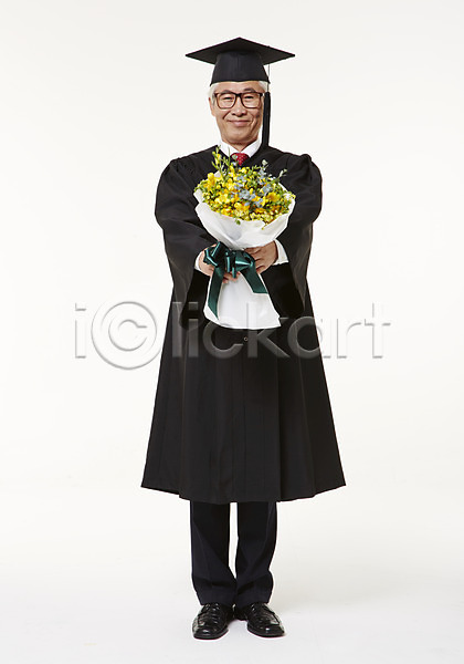 60대 남자 노년 노인남자한명만 한국인 한명 JPG 앞모습 포토 꽃다발 들기 미소(표정) 스튜디오촬영 실내 실버라이프 전신 졸업 졸업가운 평생교육 할아버지