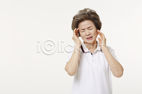 고통 60대 노년 노인여자한명만 여자 한국인 한명 JPG 앞모습 포토 건강 두통 상반신 서기 스튜디오촬영 실내 실버라이프 할머니