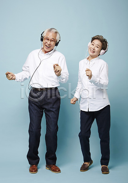 다정 즐거움 60대 남자 노년 노인만 두명 여자 한국인 JPG 앞모습 포토 노부부 서기 스튜디오촬영 실내 실버라이프 음악감상 전신 춤 할머니 할아버지 헤드셋