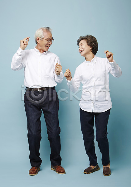 다정 즐거움 60대 남자 노년 노인만 두명 여자 한국인 JPG 앞모습 포토 노부부 서기 손짓 스튜디오촬영 실내 실버라이프 전신 춤 할머니 할아버지