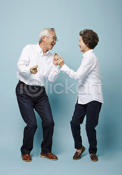 다정 즐거움 60대 남자 노년 노인만 두명 여자 한국인 JPG 앞모습 포토 노부부 서기 손짓 스튜디오촬영 실내 실버라이프 전신 춤 할머니 할아버지