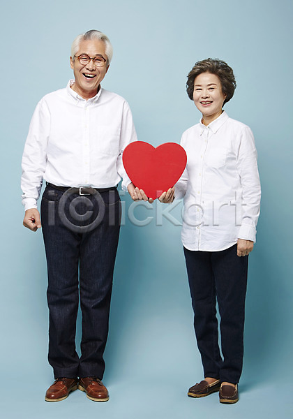 다정 60대 남자 노년 노인만 두명 여자 한국인 JPG 앞모습 포토 노부부 들기 미소(표정) 서기 스튜디오촬영 실내 실버라이프 전신 하트 하트상자 할머니 할아버지