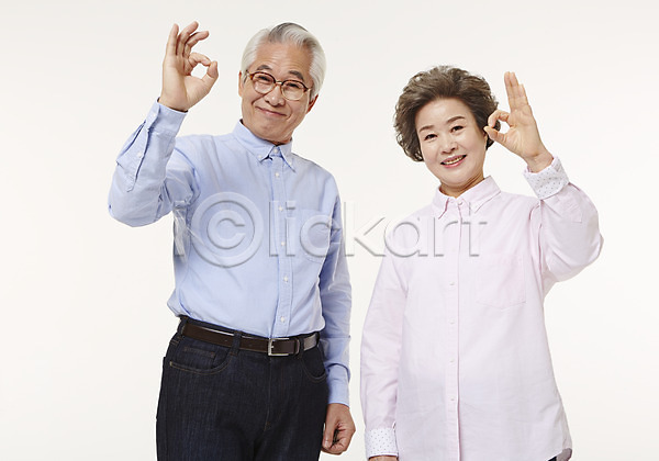 다정 60대 남자 노년 노인만 두명 여자 한국인 JPG 앞모습 포토 OK 노부부 미소(표정) 상반신 서기 손짓 스튜디오촬영 실내 실버라이프 할머니 할아버지