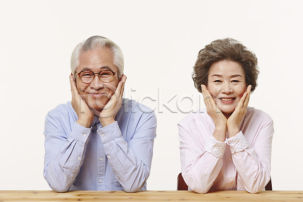 다정 60대 남자 노년 노인만 두명 여자 한국인 JPG 앞모습 포토 노부부 미소(표정) 상반신 스튜디오촬영 실내 실버라이프 앉기 탁자 턱괴기 할머니 할아버지