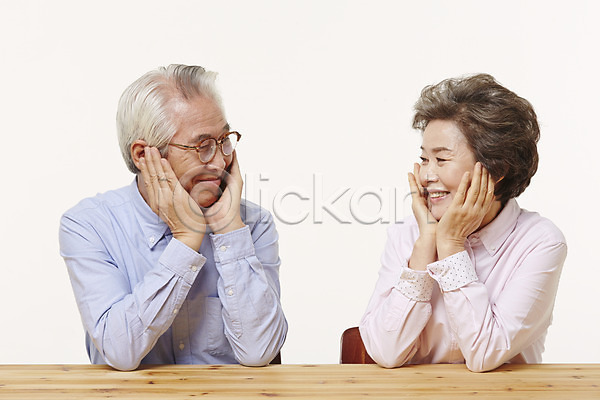 다정 60대 남자 노년 노인만 두명 여자 한국인 JPG 앞모습 포토 노부부 마주보기 미소(표정) 상반신 스튜디오촬영 실내 실버라이프 앉기 탁자 턱괴기 할머니 할아버지