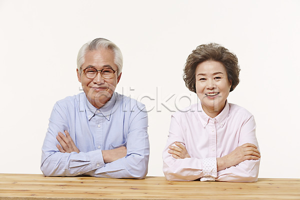 다정 60대 남자 노년 노인만 두명 여자 한국인 JPG 앞모습 포토 노부부 스튜디오촬영 실내 실버라이프 탁자 팔짱 할머니 할아버지