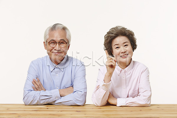 다정 60대 남자 노년 노인만 두명 여자 한국인 JPG 앞모습 포토 노부부 미소(표정) 상반신 손짓 스튜디오촬영 실내 실버라이프 앉기 탁자 할머니 할아버지