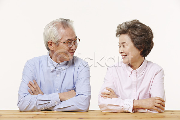 다정 60대 남자 노년 노인만 두명 여자 한국인 JPG 앞모습 포토 노부부 마주보기 미소(표정) 상반신 스튜디오촬영 실내 실버라이프 앉기 탁자 팔짱 할머니 할아버지