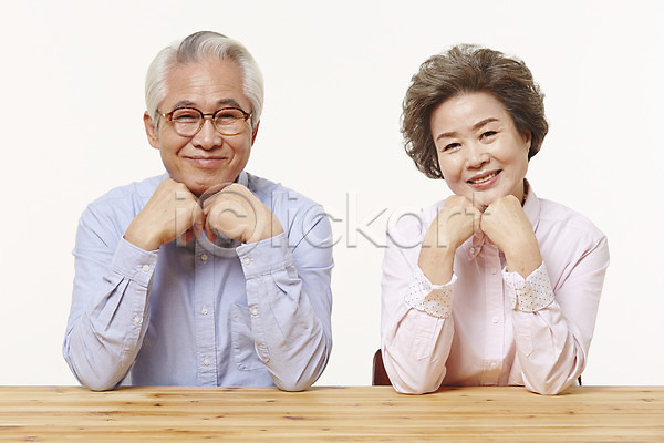 다정 60대 남자 노년 노인만 두명 여자 한국인 JPG 앞모습 포토 노부부 미소(표정) 상반신 스튜디오촬영 실내 실버라이프 앉기 탁자 턱괴기 할머니 할아버지