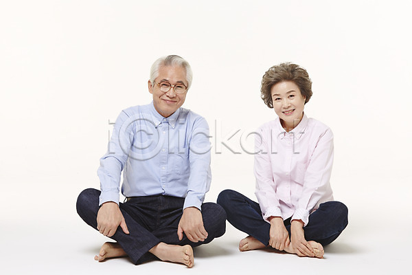 다정 60대 남자 노년 노인만 두명 여자 한국인 JPG 앞모습 포토 가부좌 노부부 미소(표정) 스튜디오촬영 실내 실버라이프 앉기 전신 할머니 할아버지