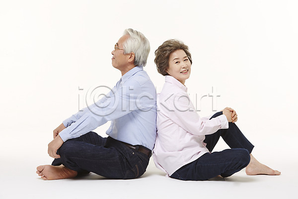 다정 60대 남자 노년 노인만 두명 여자 한국인 JPG 옆모습 포토 노부부 등맞대기 스튜디오촬영 실내 실버라이프 앉기 전신 할머니 할아버지