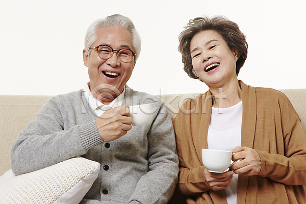 다정 티타임 휴식 60대 남자 노년 노인만 두명 여자 한국인 JPG 앞모습 포토 노부부 들기 상반신 소파 스튜디오촬영 실내 실버라이프 앉기 커피 할머니 할아버지