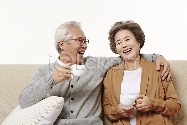다정 티타임 휴식 60대 남자 노년 노인만 두명 여자 한국인 JPG 앞모습 포토 노부부 들기 상반신 소파 스튜디오촬영 실내 실버라이프 앉기 커피 할머니 할아버지