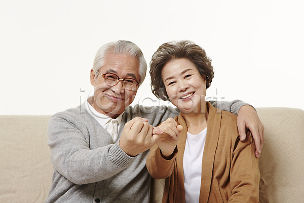 다정 60대 남자 노년 노인만 두명 여자 한국인 JPG 앞모습 포토 노부부 미소(표정) 상반신 소파 스튜디오촬영 실내 실버라이프 앉기 약속 할머니 할아버지