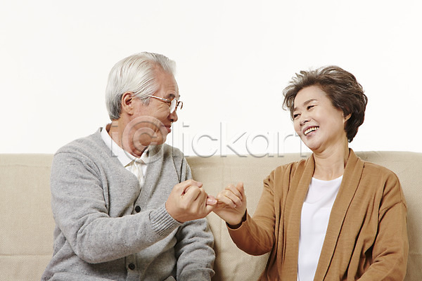 다정 60대 남자 노년 노인만 두명 여자 한국인 JPG 앞모습 포토 노부부 마주보기 미소(표정) 상반신 소파 스튜디오촬영 실내 실버라이프 앉기 약속 할머니 할아버지