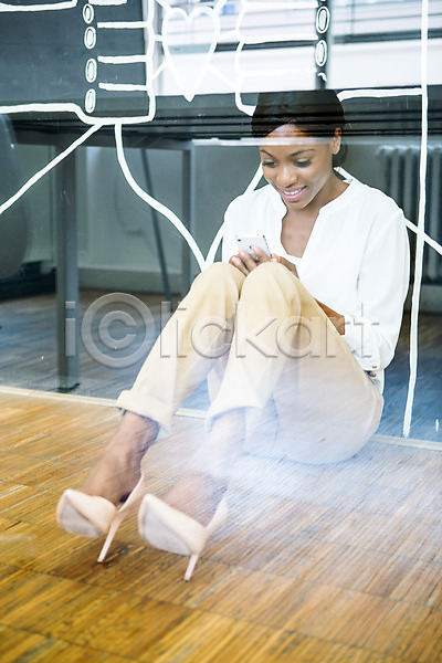 성인 여자 외국인 한명 흑인 JPG 포토 비즈니스 비즈니스우먼 스마트폰 실내 앉기 전신 창문