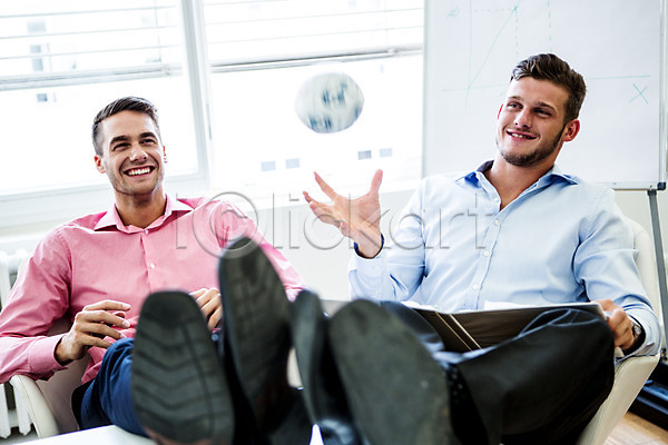 휴식 남자 두명 서양인 성인 JPG 포토 공 다리들기 대화 비즈니스 비즈니스맨 사무실 실내 의자 책상