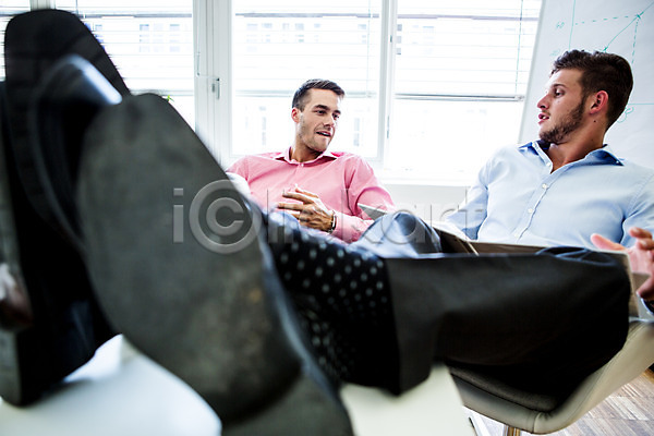 휴식 남자 두명 서양인 성인 JPG 포토 다리들기 대화 비즈니스 비즈니스맨 사무실 실내 의자 책상