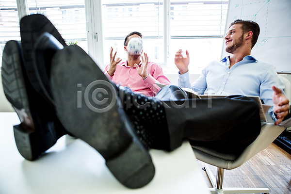 휴식 남자 두명 서양인 성인 JPG 포토 공 다리들기 대화 비즈니스 비즈니스맨 사무실 실내 의자 책상