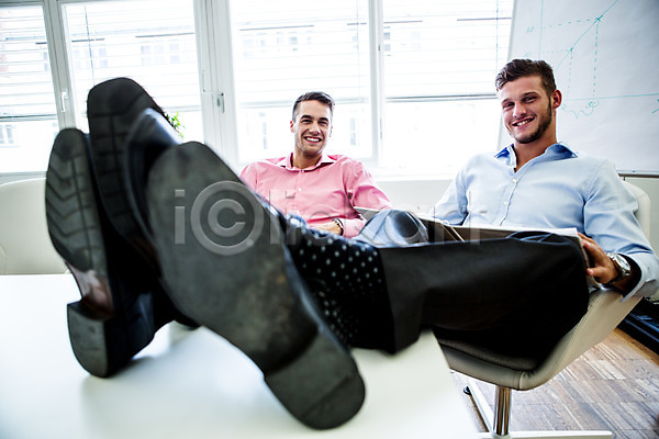 휴식 남자 두명 서양인 성인 JPG 포토 다리들기 대화 비즈니스 비즈니스맨 사무실 실내 의자 책상