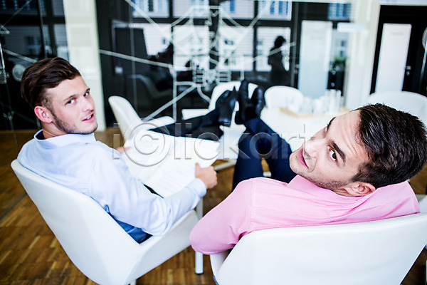 휴식 남자 두명 서양인 성인 JPG 포토 다리들기 뒤돌아보기 비즈니스 비즈니스맨 사무실 실내 의자 책상