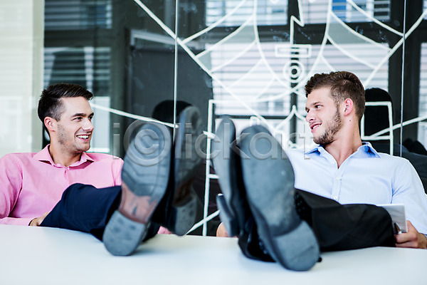 휴식 남자 두명 서양인 성인 JPG 포토 다리들기 마주보기 비즈니스 비즈니스맨 사무실 실내 책상