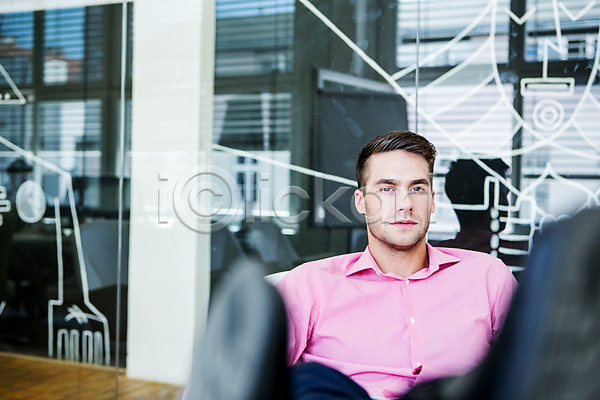 휴식 남자 서양인 성인 한명 JPG 포토 다리들기 비즈니스 비즈니스맨 사무실 실내 책상